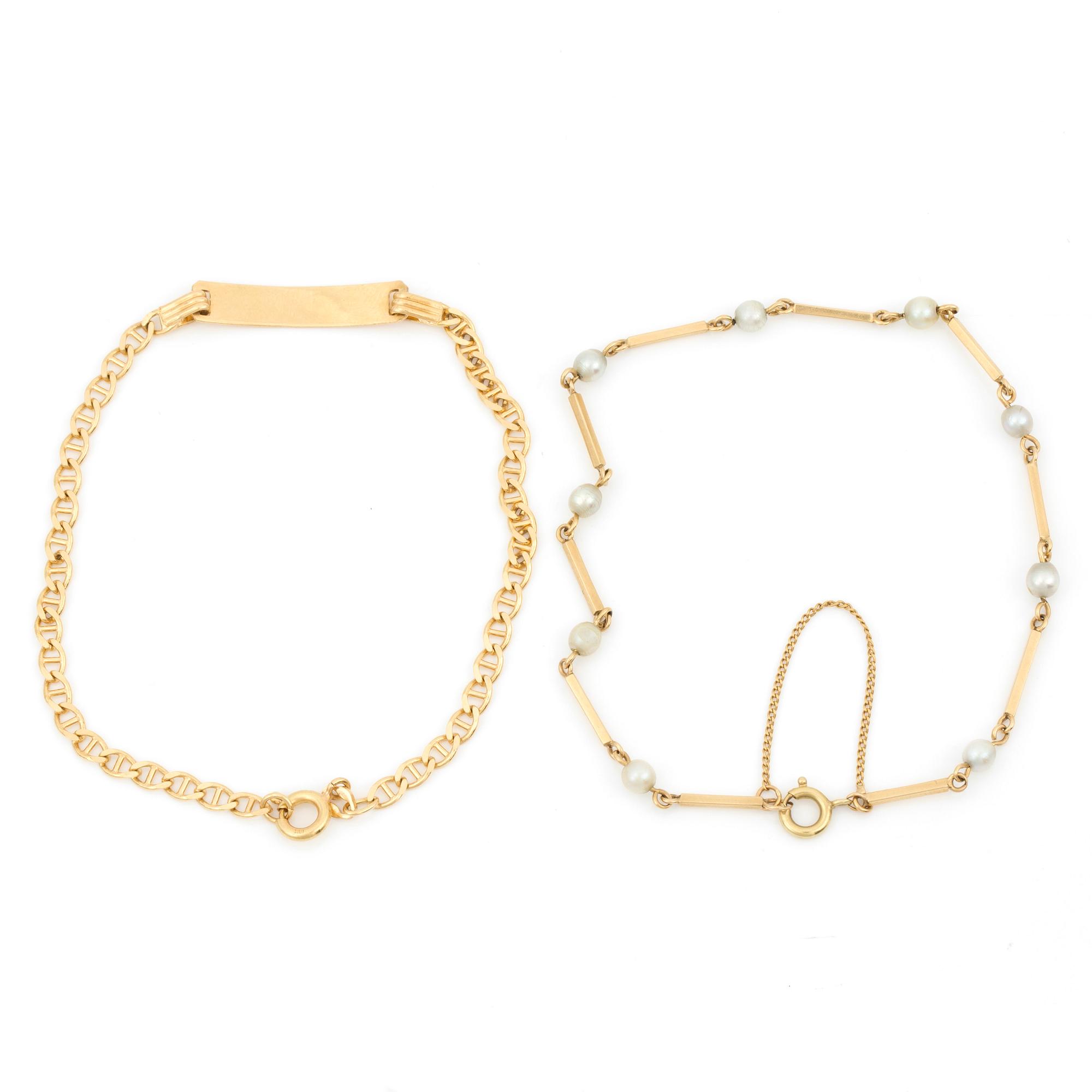 ARMBAND, 2 st, med vita kulor, olika guldhalter.