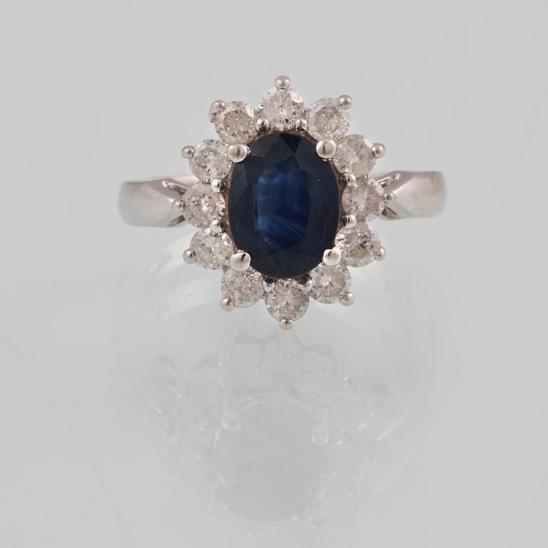 RING, 14K vitguld med fasettslipad blå safir samt briljantslipade diamanter  ca 0.60 ct. Vikt 5,1 gram.