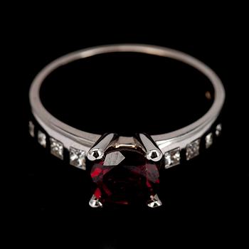 RING, vitguld 14K, med granat 1,58 ct samt 8 prinsesslipade diamanter tot. 0,28 ct. Vikt 5,4 g.