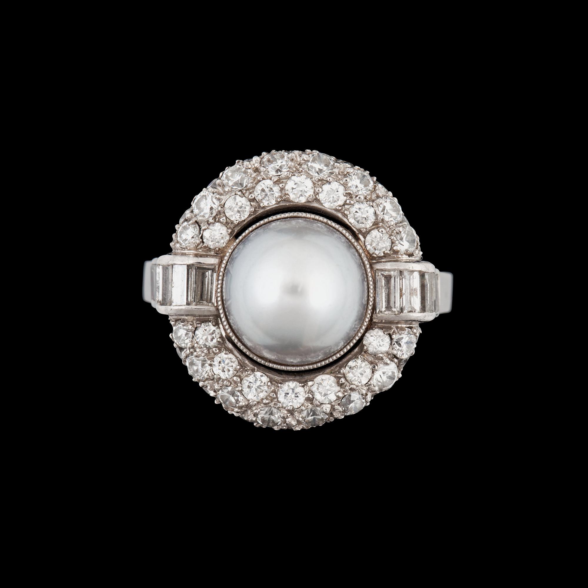 RING med grå odlad halvpärla samt 64 st briljant-, åttkant- samt baguetteslipade diamanter totalt ca 1.50 ct.