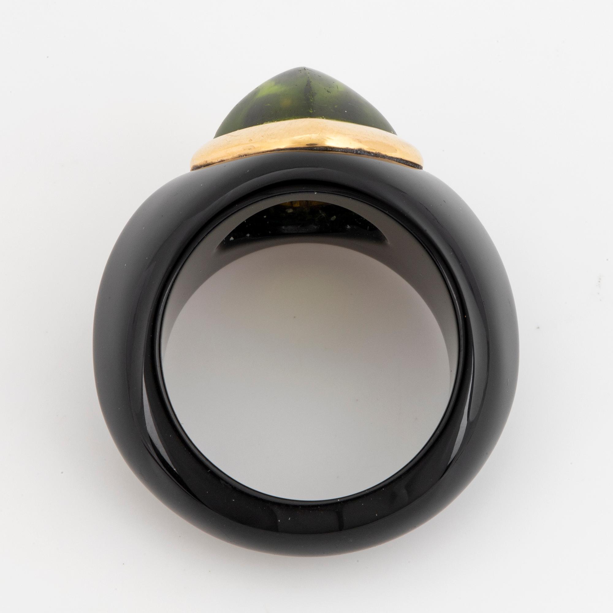 RING, svart sten med sugarloafslipad peridot.
