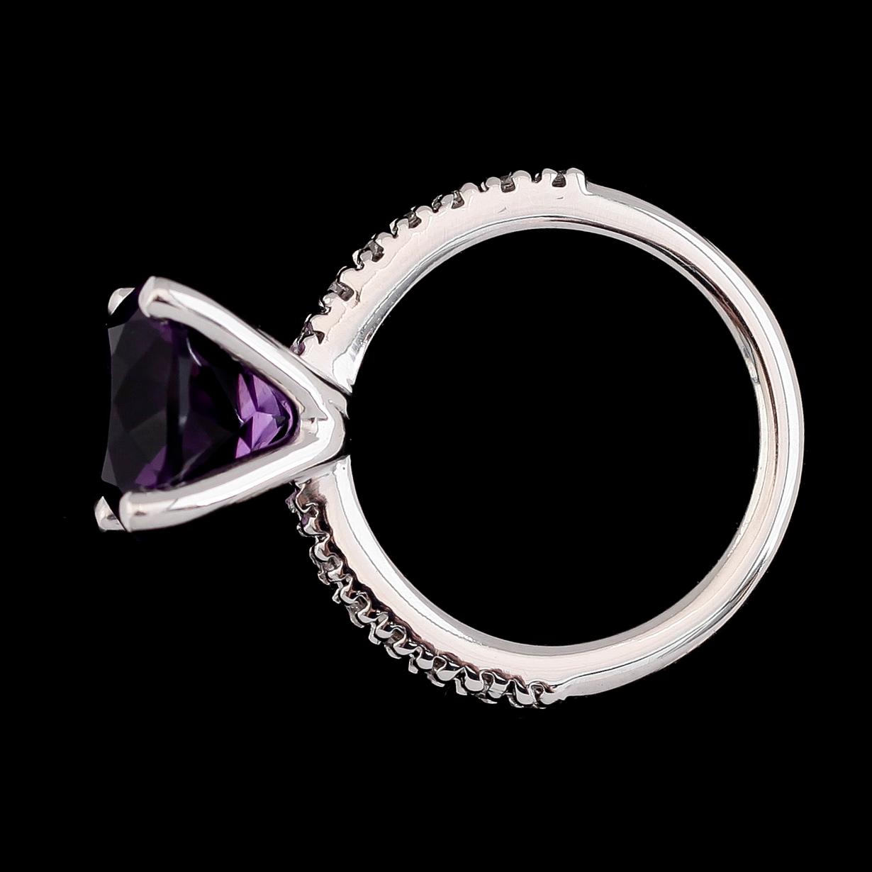 RING, 18K vitguld, briljantslipade diamanter tot ca 0.32 ct och ametist ca 8.00 ct. Total vikt ca 8 g.