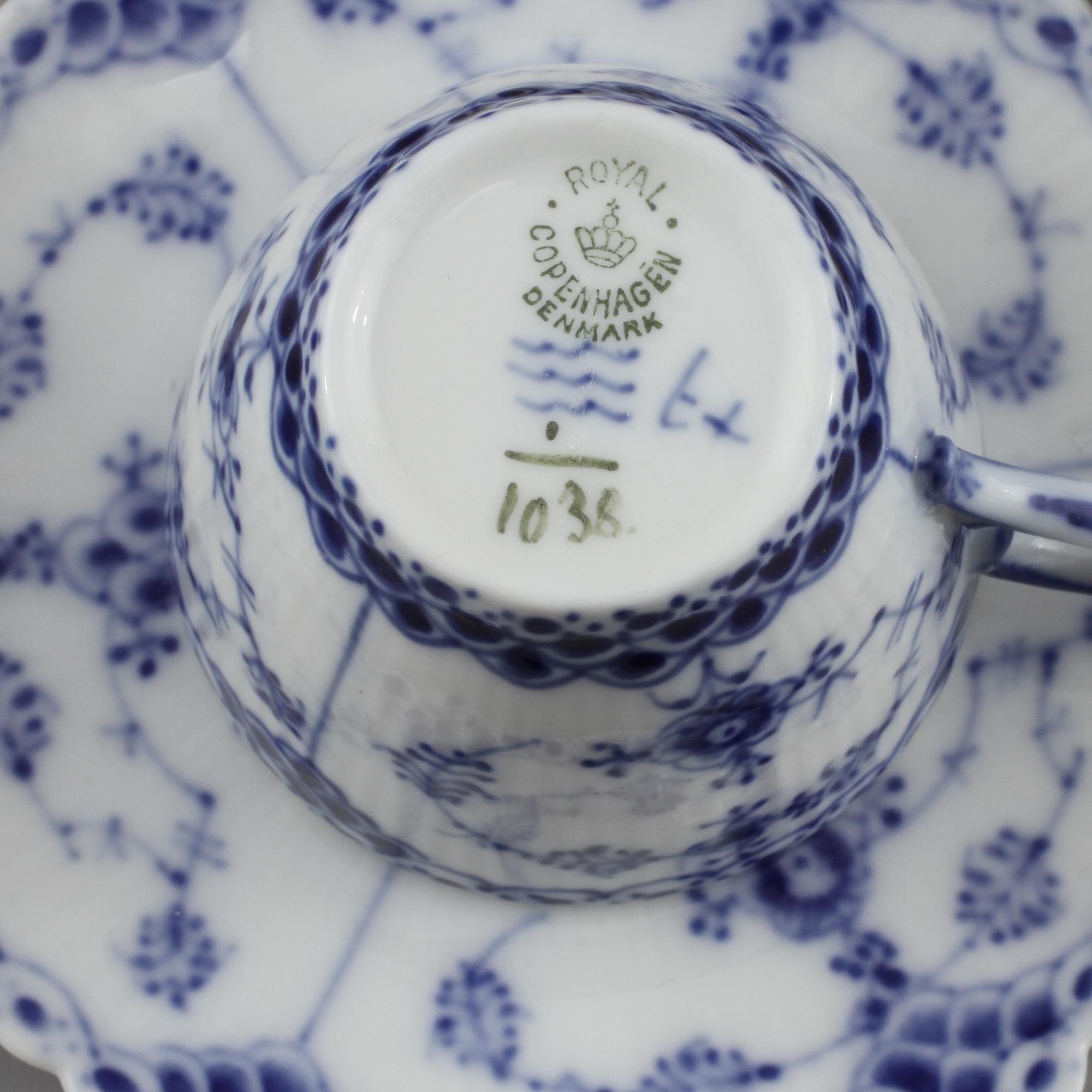 SERVISDELAR, 61 delar, porslin, "Musselmalet", Royal Copenhagen, 1900-talets andra hälft.