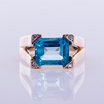 RING, 14K guld, fasettslipad topas, briljantslipade diamanter. Vikt ca 6,9 g.