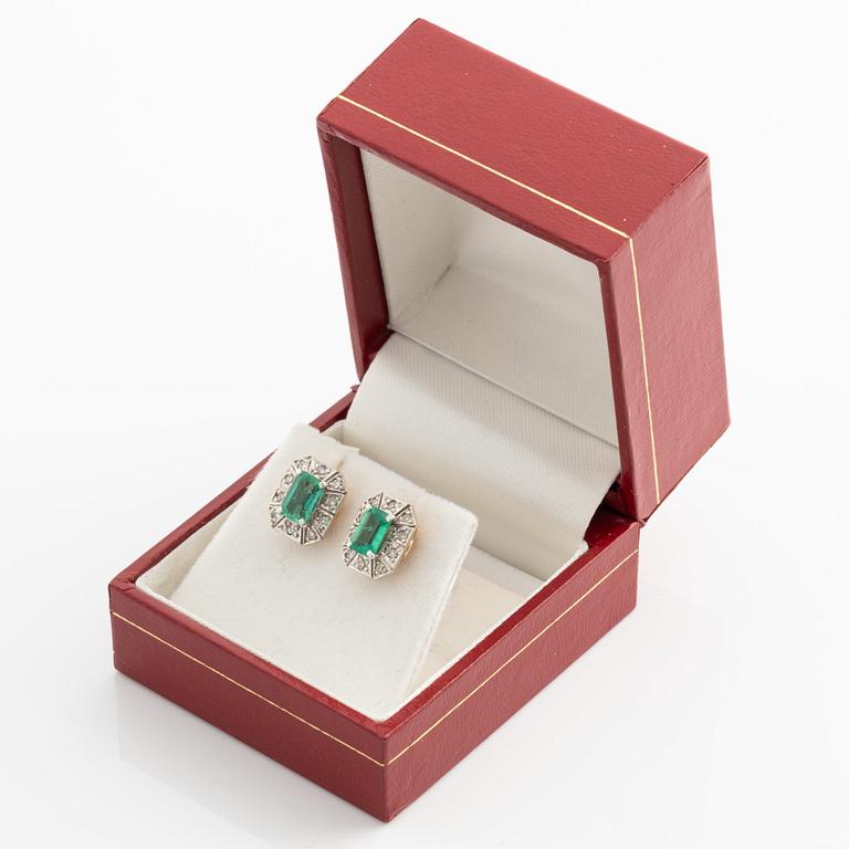 Earrings with emeralds and brilliant-cut diamonds.