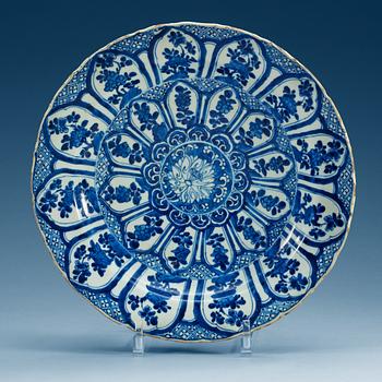 1698. A blue and white dish, Qing dynasty, Kangxi (1662-1722).