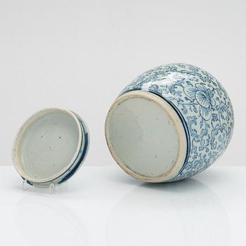 A blue and white jar with cover, late Qing dynasty, end of 19th century.