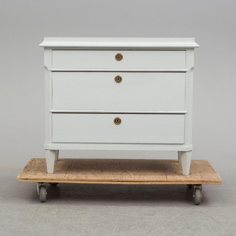 BYRÅ, gustaviansk stil, 1800-talets slut.
