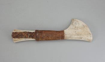 SAMEKNIV, signerad M.H, daterad 1952.