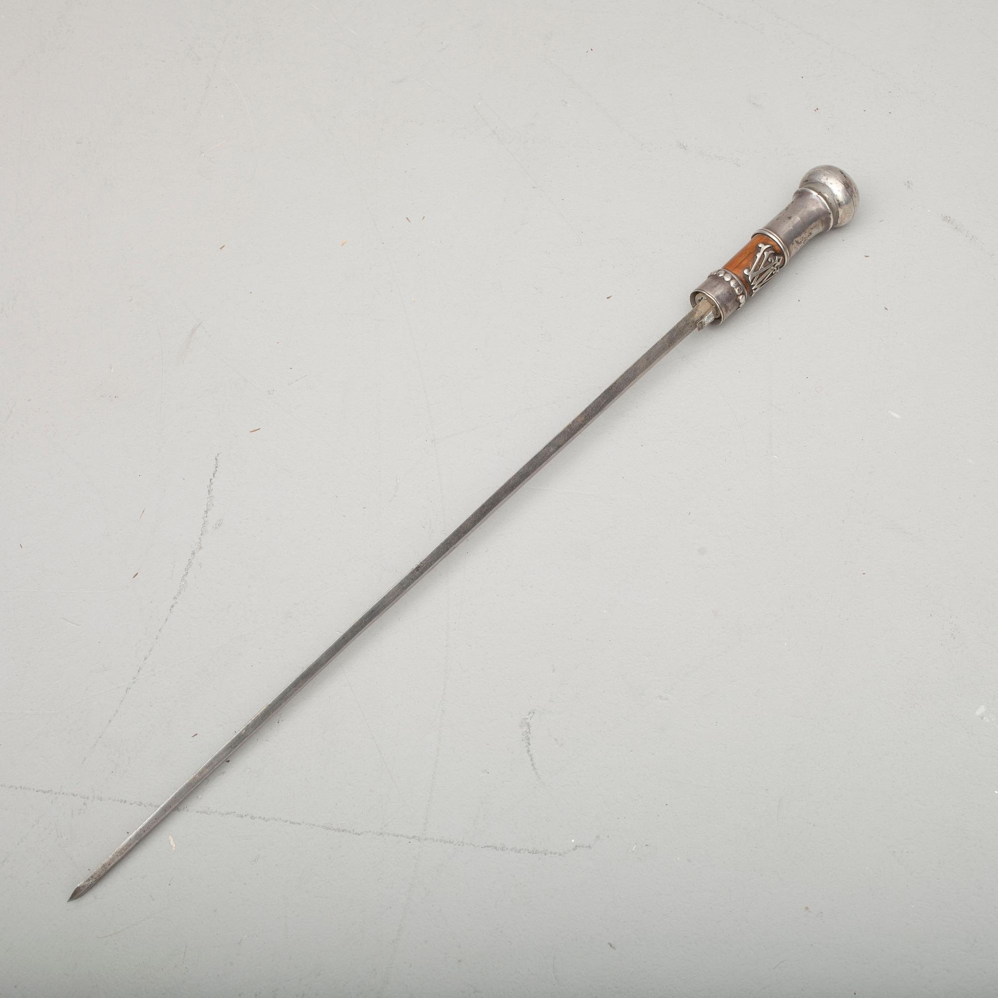 SPATSERKÄPP / STICKVAPEN, bambu och silver, 1800-tal.
