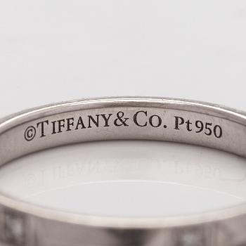 Tiffany & Co, sormus "True Band" platinaa ja briljanttihiottuja timantteja.