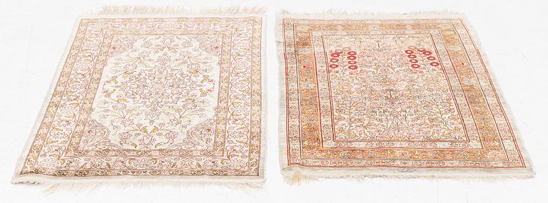 Mattor, 2 st, silke Hereke, ca 87 x 60 resp ca 90 x 60 cm.