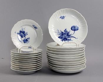 SERVISDELAR, ca 50 delar, porslin. "Blå Blomst", Royal Copenhagen.