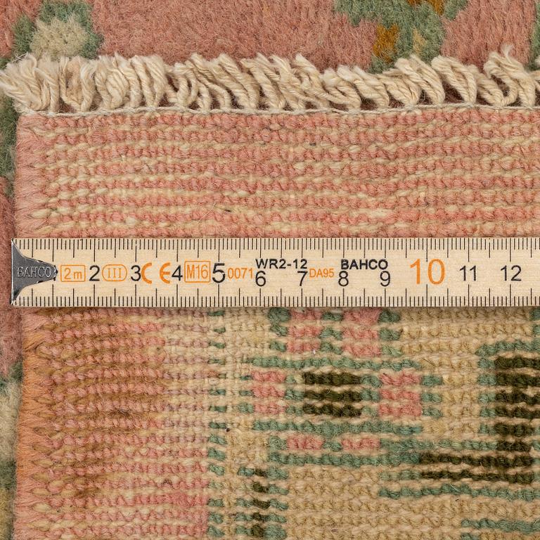 Carpet, India, possibly Amritsar, 1920s, approx. 402 x 305 cm.