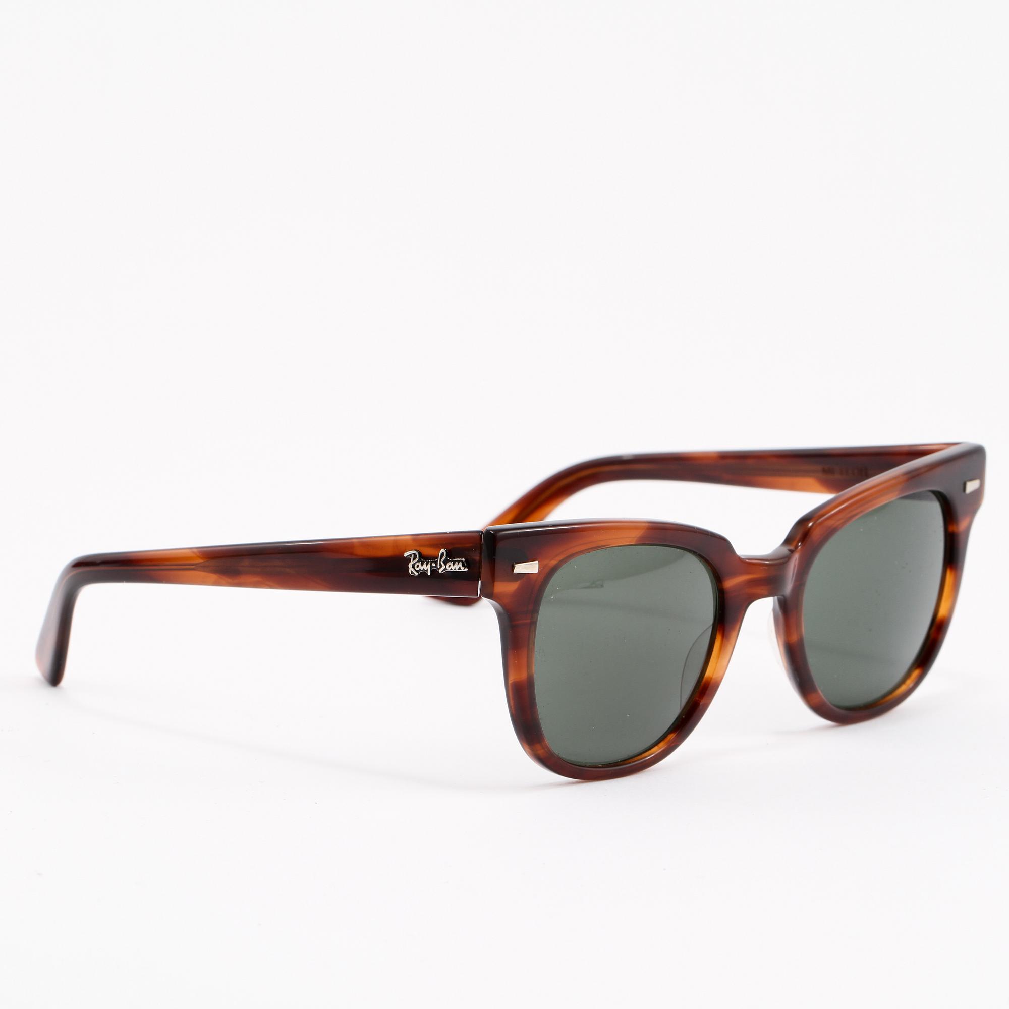 SOLGLASÖGON, 2 st, "Wayfarer II" samt "Meteor", Ray Ban,  1900-talets fjärde kvartal.