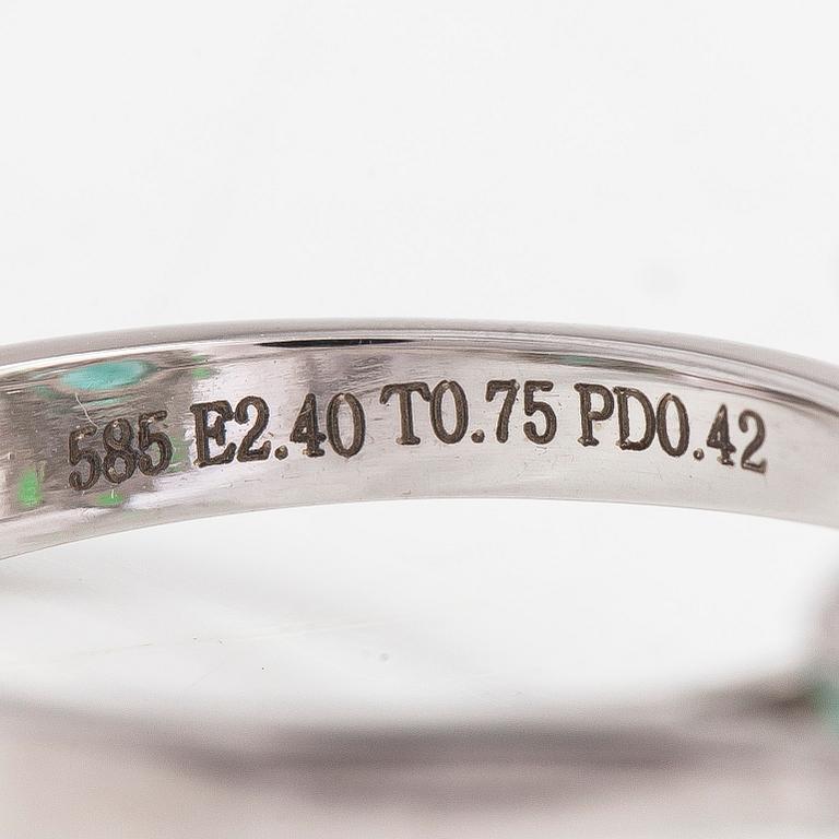 A 14K white gold ring with an emerald 2.40 ct, tsavorites 0.75 ct and diamonds ca 0.42 ct. With IGI certificate.