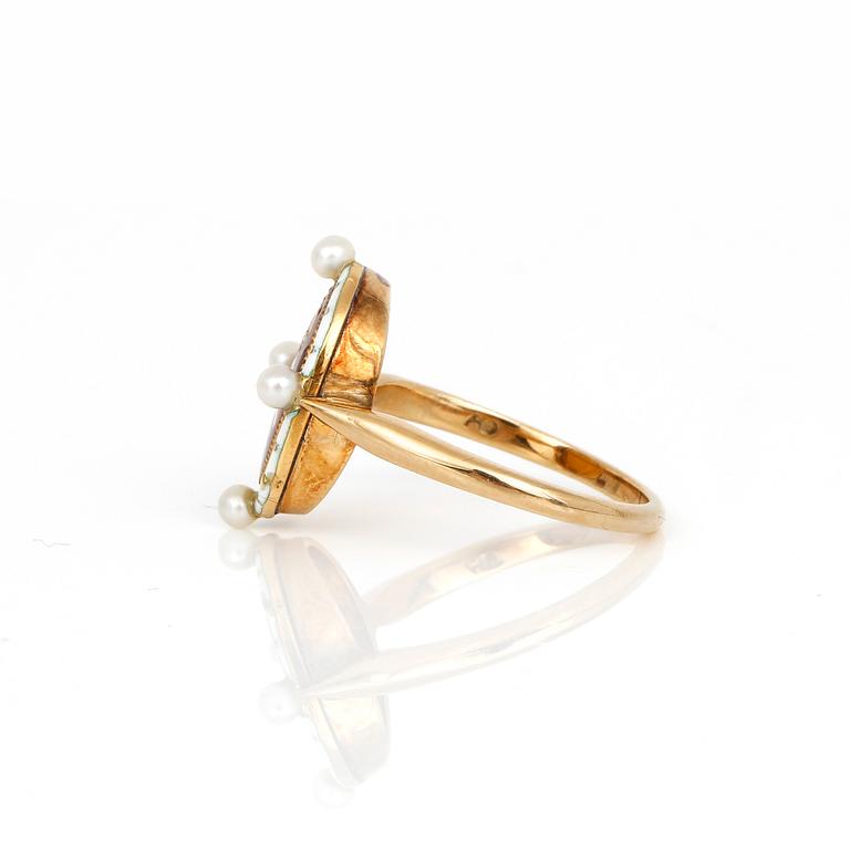 KUNGLIG RING, DROTTNING ALEXANDRA AV STORBRITANNIEN, 14K guld med emalj samt små sötvattenspärlor. Total vikt ca 4,16 g.