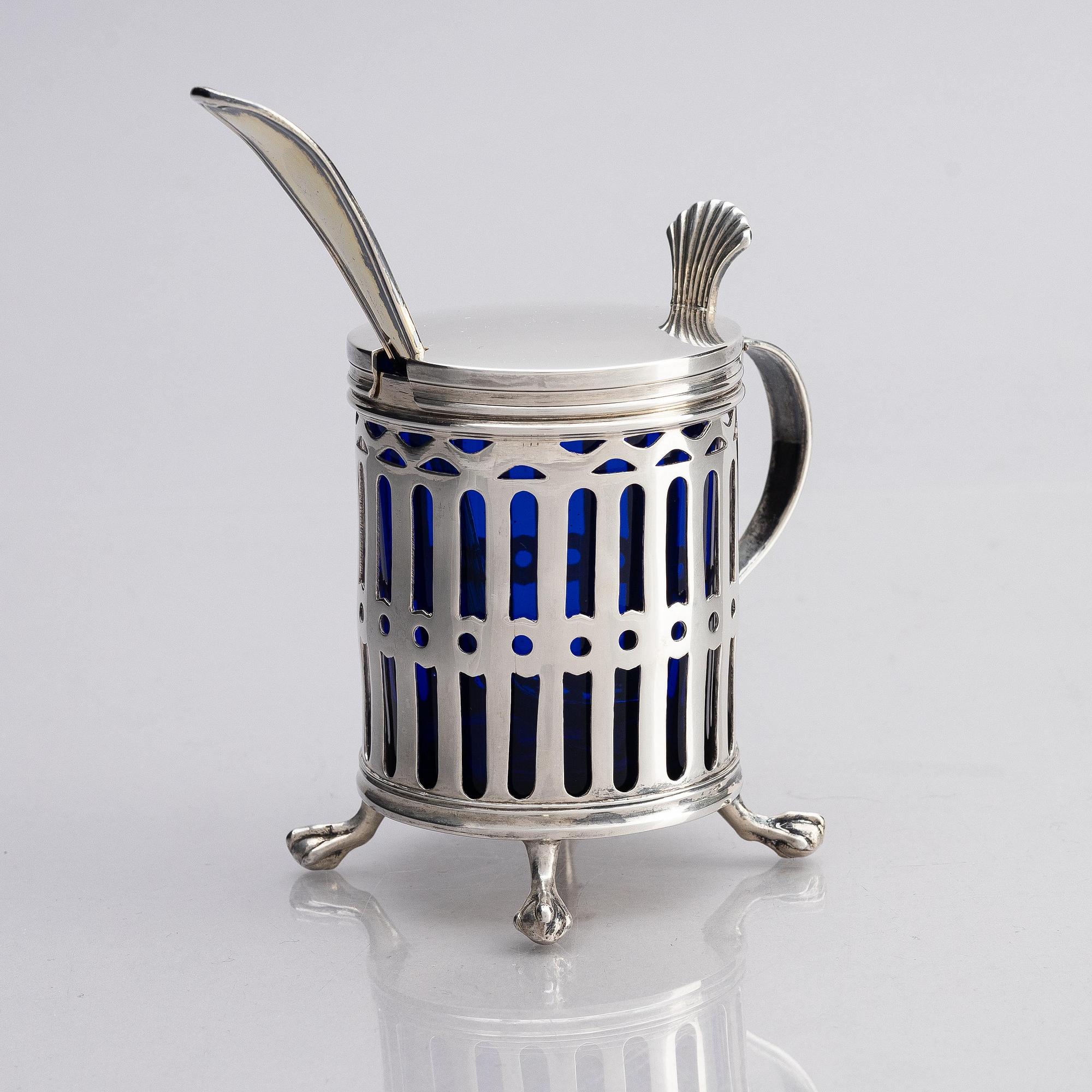 A Swedish 19th century silver mustard pot and spoon, mark of Pehr Zethelius, Stockholm 1807.