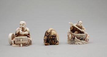NETSUKE, 3 st, ben, Japan, 1900-tal.