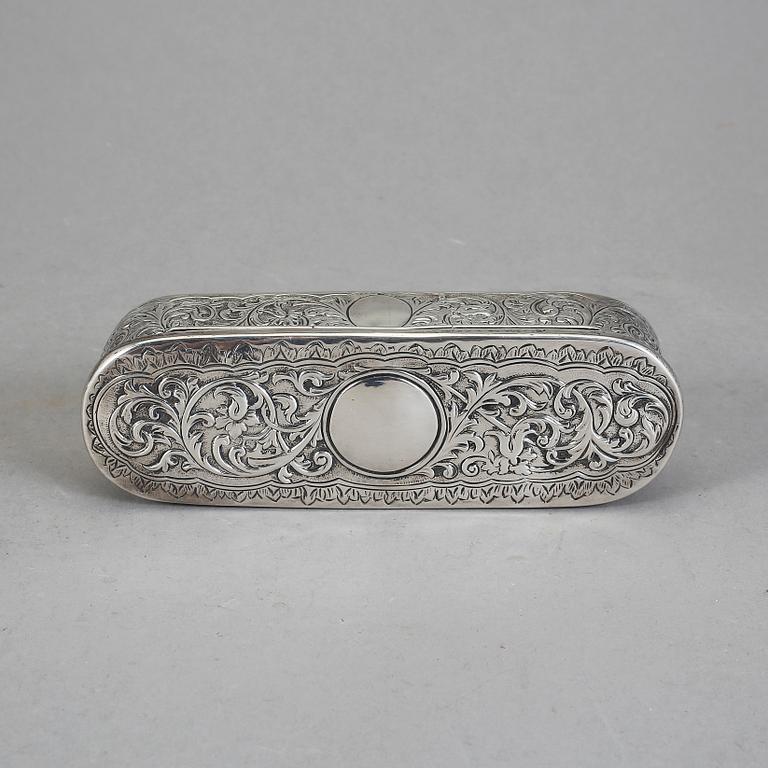 DOSOR, 2 st, silver, Gustaf Theodor Folcker, Stockholm, 1850 respektive JLR, London, 1878. Vikt 710 g.