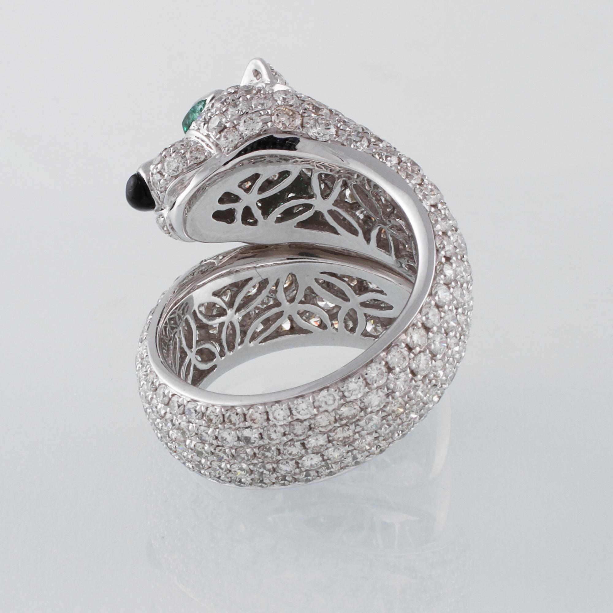 RING, 18K vitguld med 262 briljantslipade diamanter 4.84 ct. 2 smaragder 0.13 ct samt 1 agat 0.05 ct. Vikt 12,2 gram.