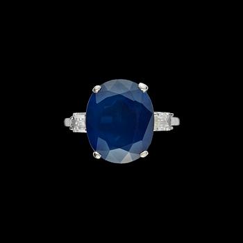 RING, oval fasettslipad blå safir, 5.62 ct, och 2 baguettslipade diamanter, tot. ca 0.40 ct.