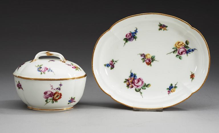 SKÅL med LOCK och FAT, porslin. Sèvres, med målarsignatur för Bined (1750-1775).
