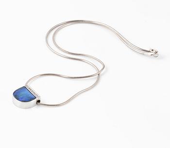 HÄNGE, 18K vitguld med Boulder opal samt 9 briljantslipade diamanter 0.06 ct, Gaudi, Stockholm, 2002. Vikt 5,4 gram.