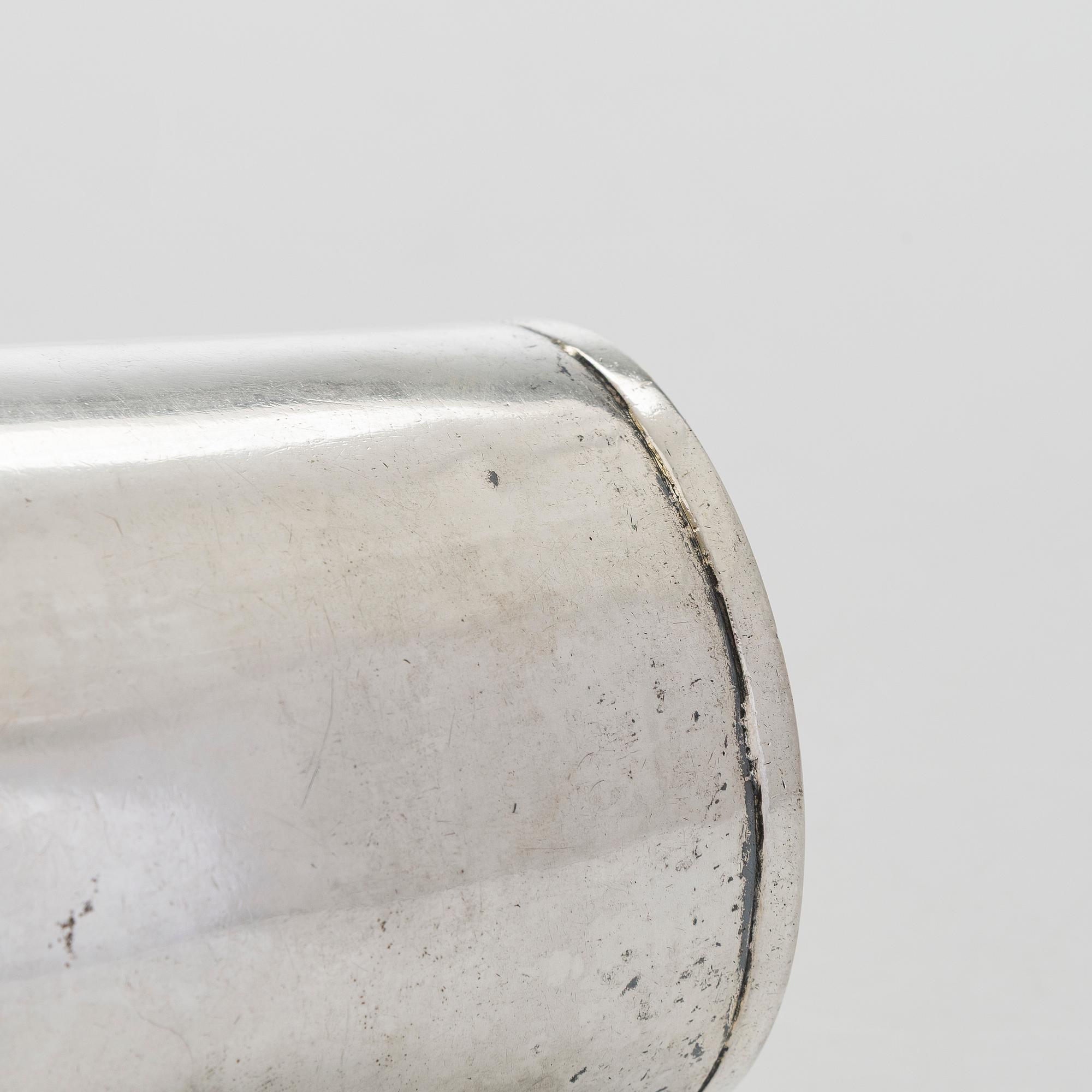 Bägare, silver, mästarstämpel OWL, 1700-talets mitt, gravyr daterad  1760. Oidentifierad mästare.