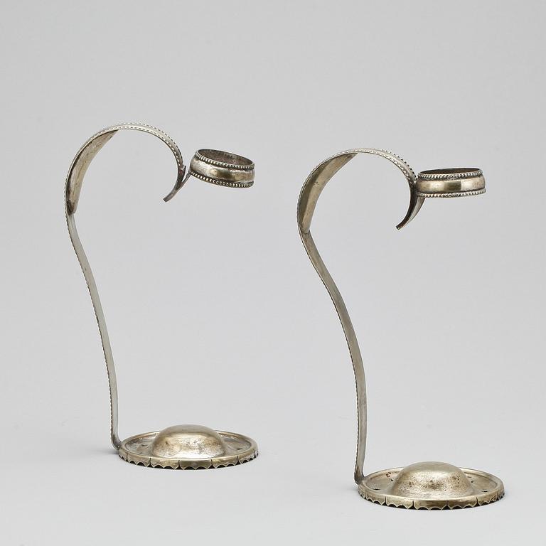 FLASKSTÄLL, ett par, nysilver, 1900-talets första hälft.