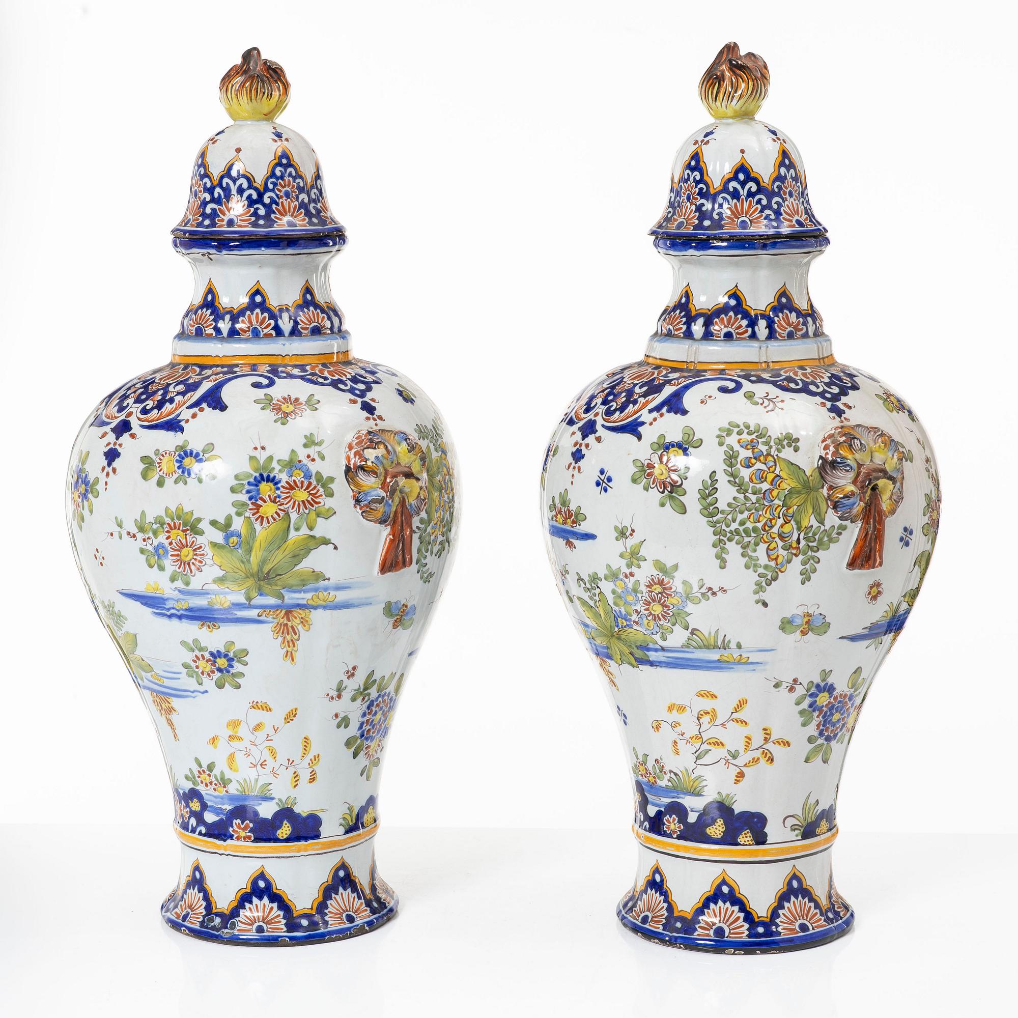 Urnor med lock, fajans, Frankrike, 1800-tal.