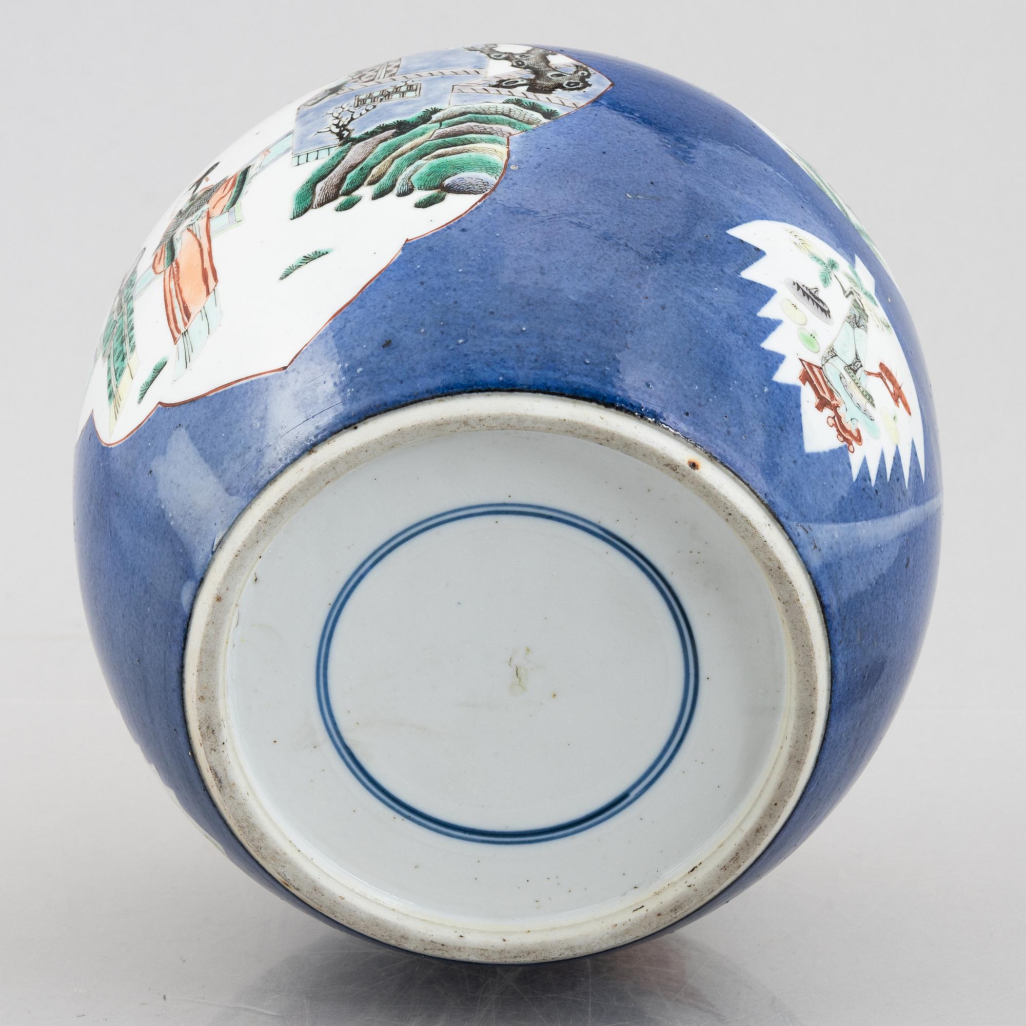A porcelain pot with cover, China, early 20th century.
