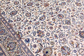 A carpet, Kashan, ca 402 x 278 cm.