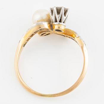 Ring, "toi et moi" ring, 18K gold set with old-cut diamonds and a pearl, circa 1900.