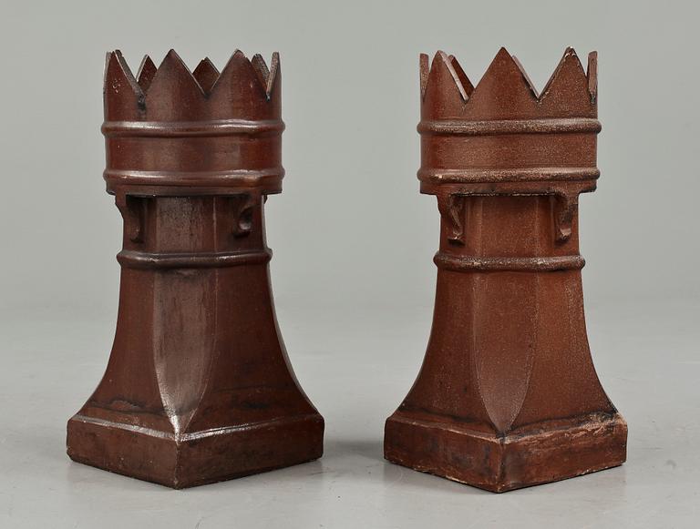 SKULPTURER/SKORSTENAR, ett par, chamotterat stengods, 1900-talets andra hälft.