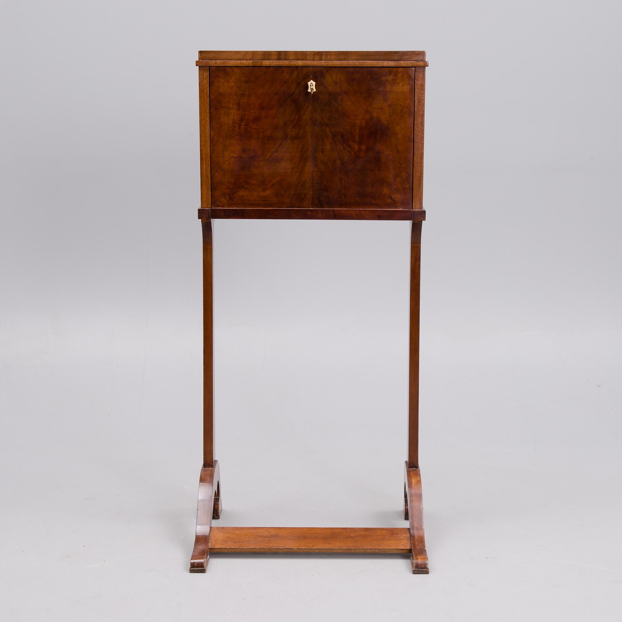SKRIVSTÄLL / PULPET, biedermeier, 1800-talets mitt.
