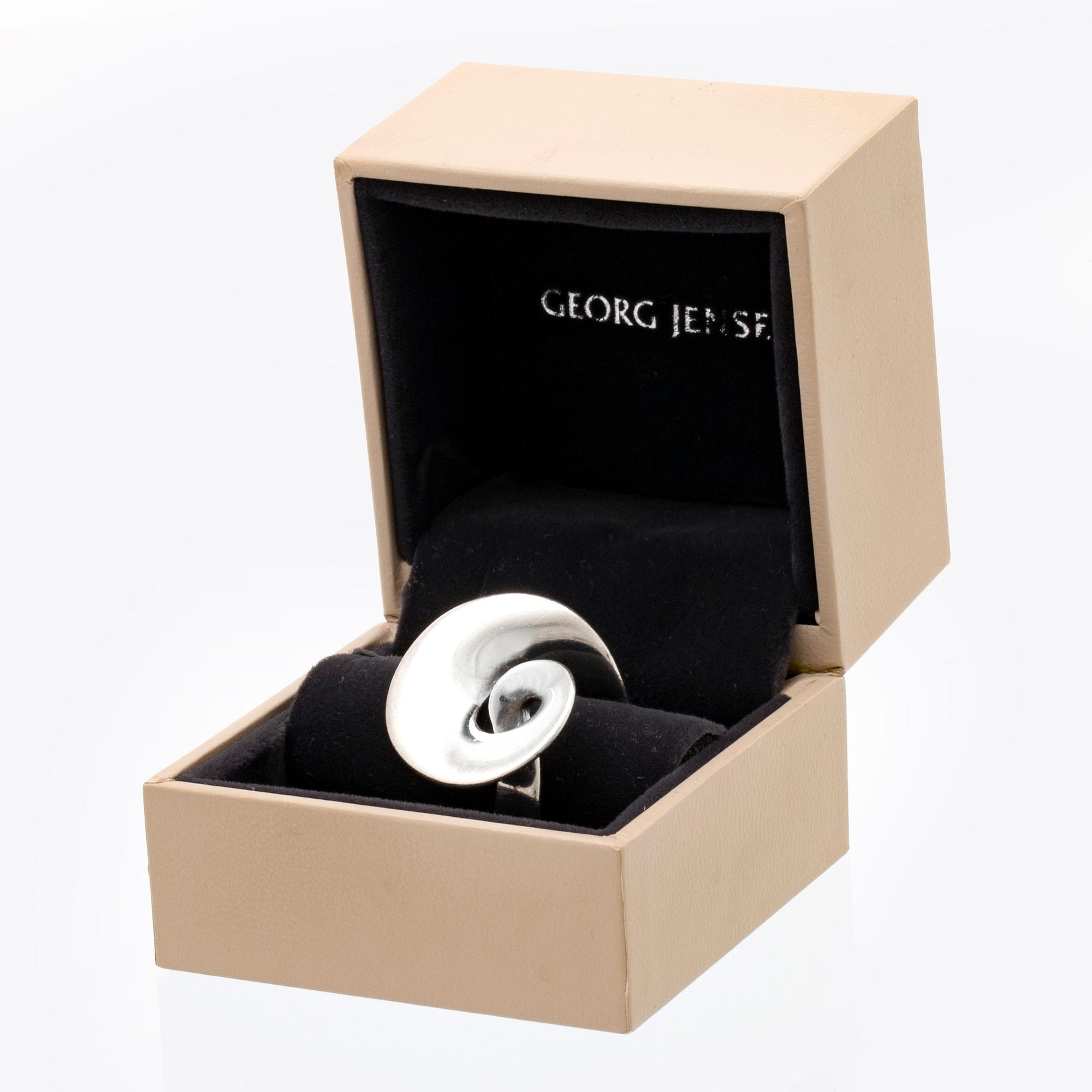 Georg Jensen ring sterling silver, design "Möbius" av Torun Bülow nr 443, original case.