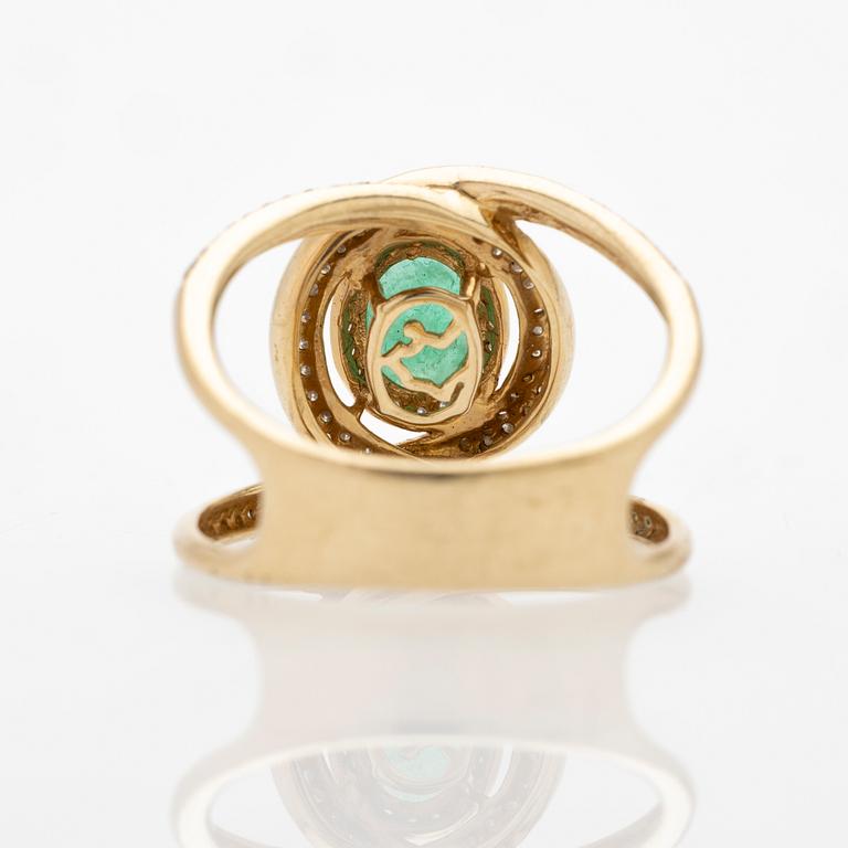 Ring 14K guld med en smaragd och diamanter.