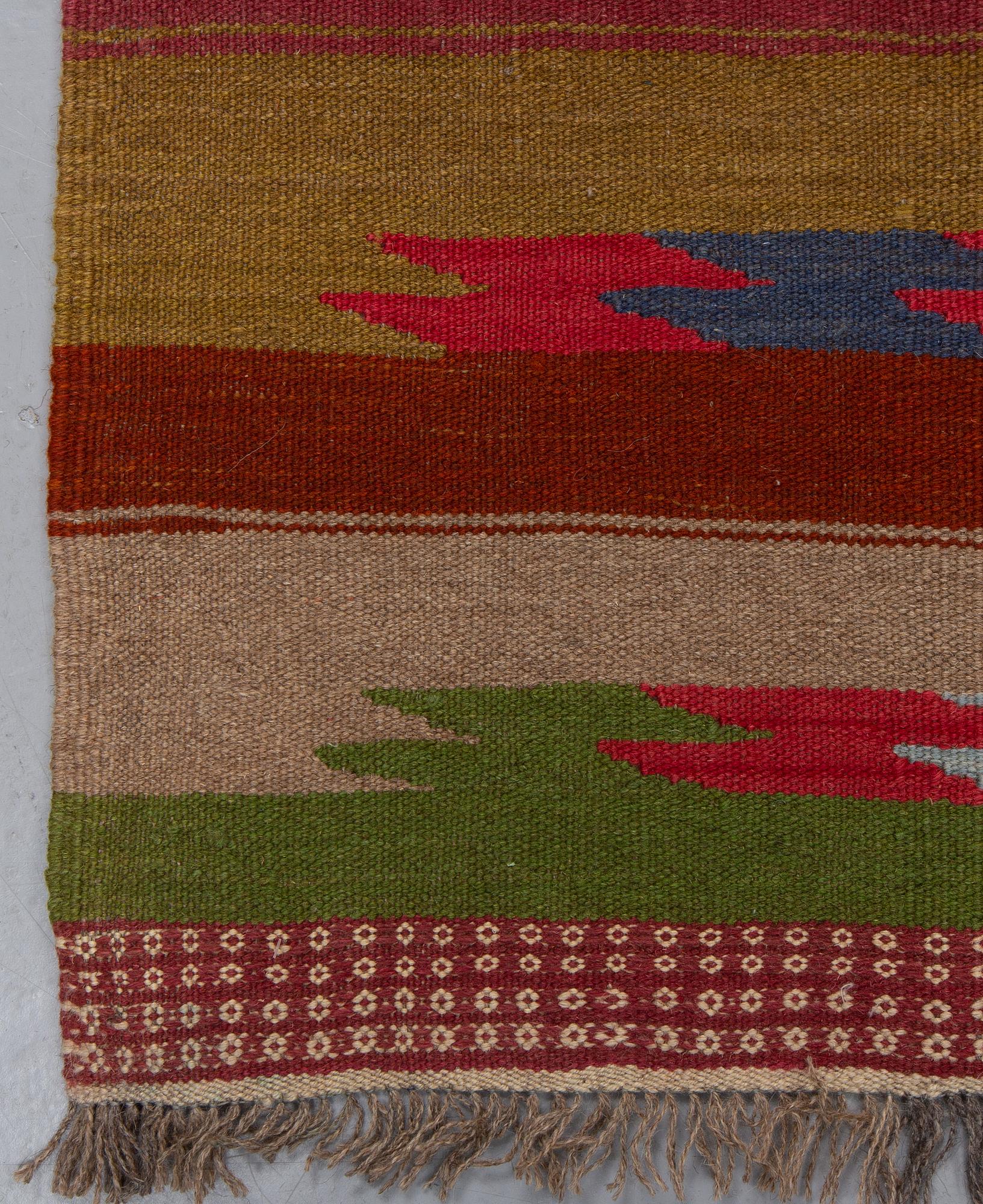 A carpet, Shiraz, ca 297 x 198 cm.
