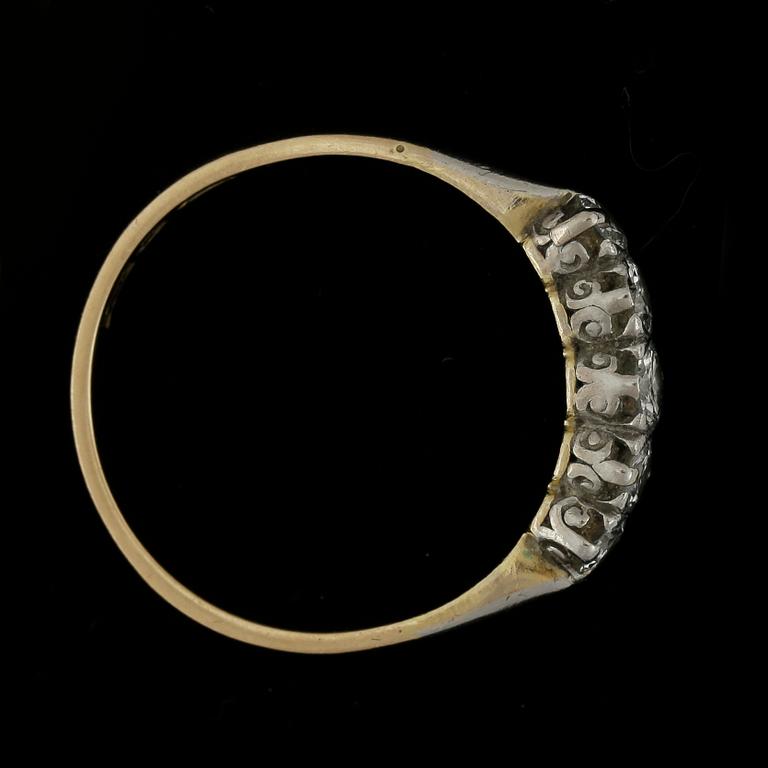 RING, 18k guld med 5 diamanter tot ca0,45ct. Vikt 2,9g.