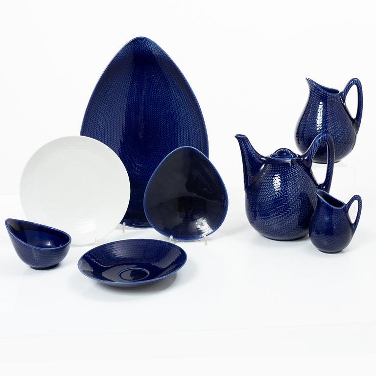 Hertha Bengtson, A 17 piece tableware set, “Blå eld”, Rörstrand.