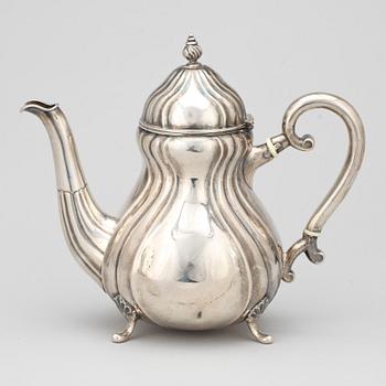MOCKAKANNA, silver, rokokostil, C. Rasmussen, Danmark, 1900-talets första hälft. Total vikt ca 315 g.