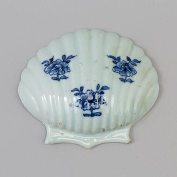 A blue and white export butter dish, Qing dynasty, Qianlong (1736-95).