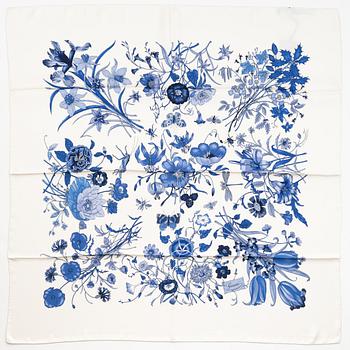 Gucci, a 'Flora' twill silk scarf.