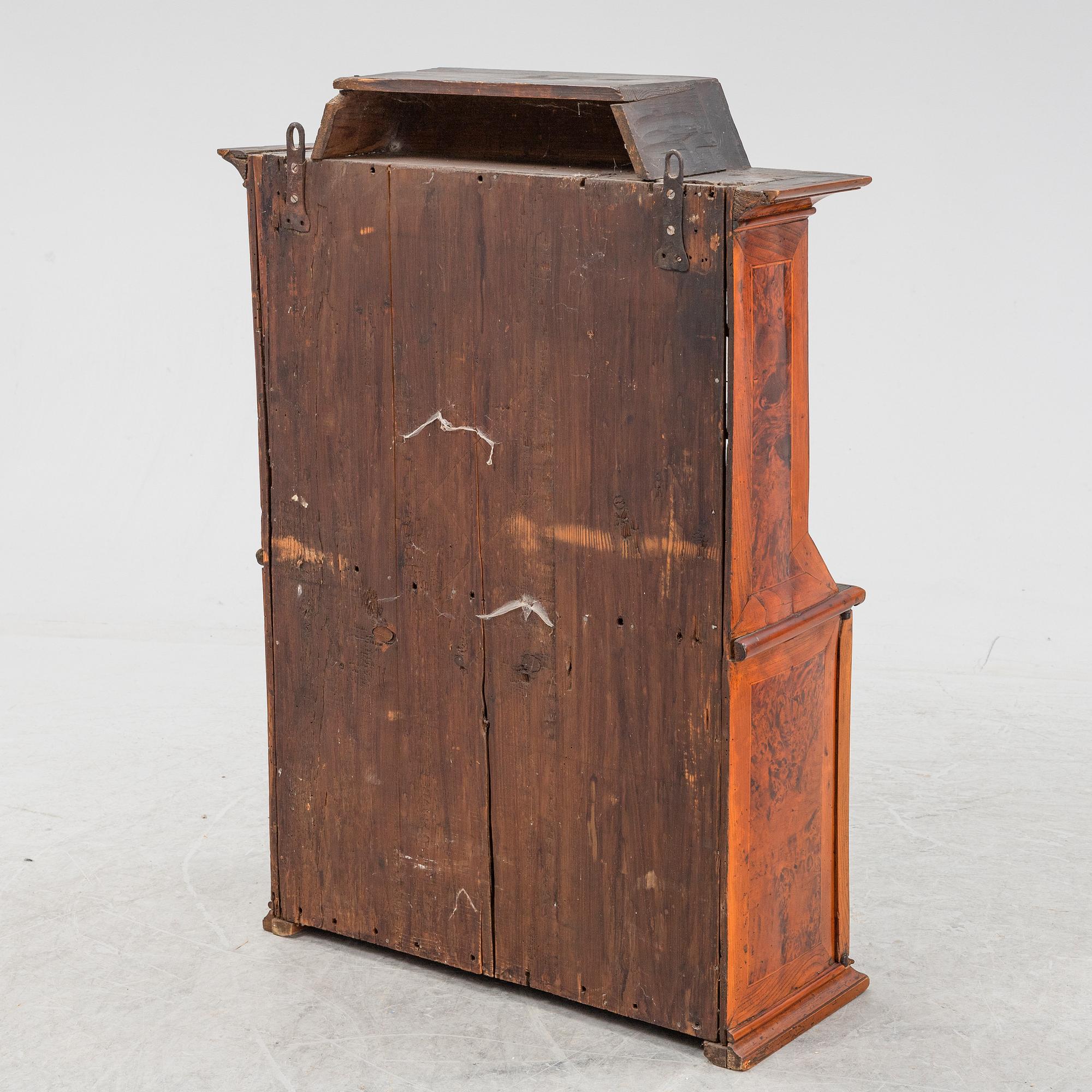 Hängskåp, Senbarock, 1700-talets första hälft.