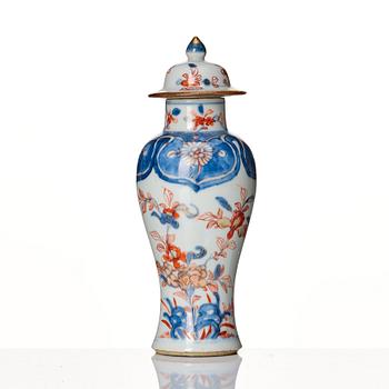 A Chinese imari vase with cover, Qing dynasty, early 18th Century, with Johanneum mark N:145x.