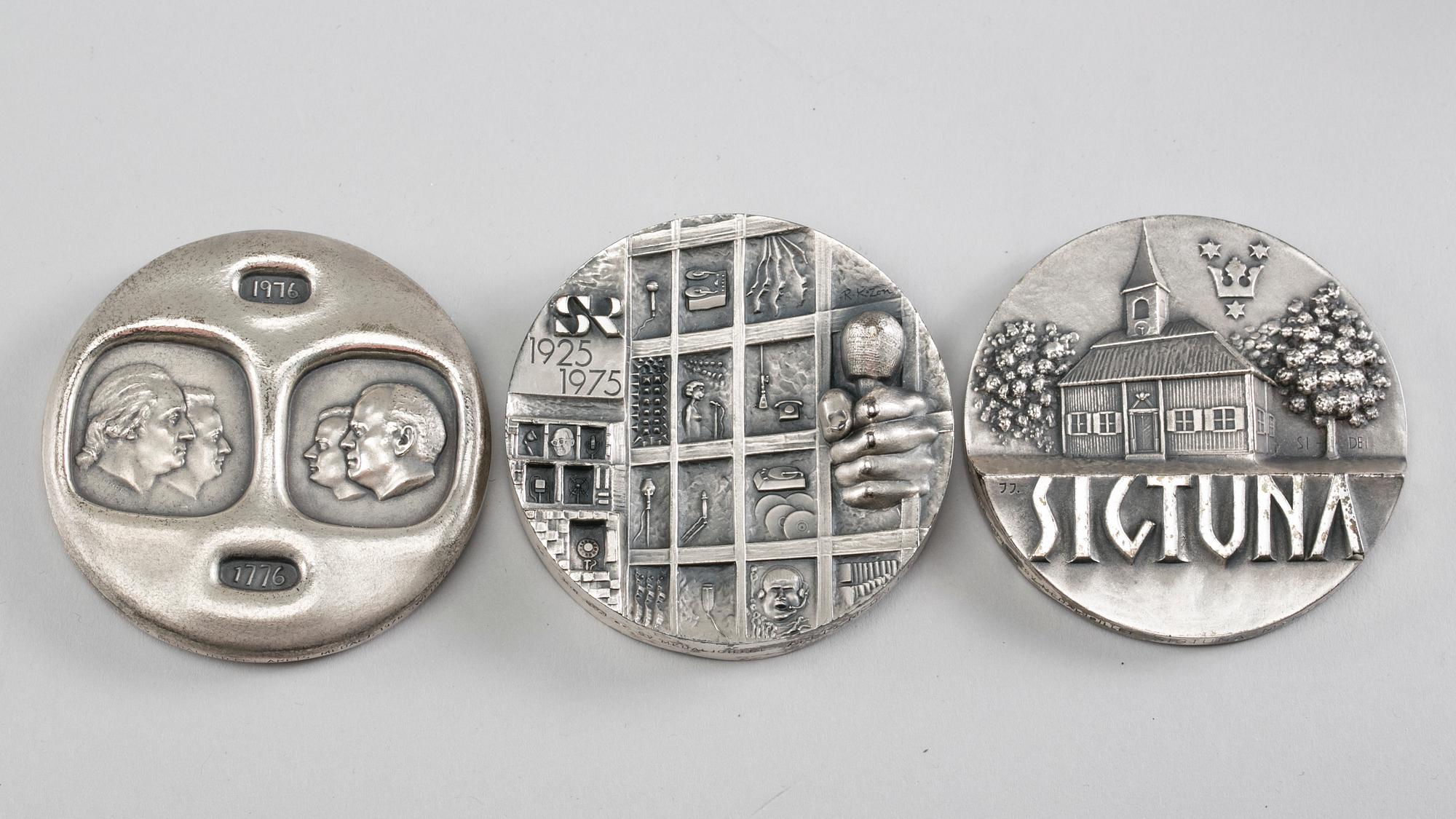 MINNESMEDALJER, silver, 3 st. Bland annat Sigtuna Myntklubb 1971-1976. Svenska Medaljgillet, 1976. Vikt ca 912 g.