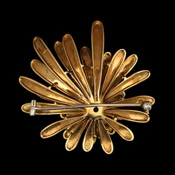 BROSCH, 18k guld med briljantslipade diamanter samt fasettslipade rubiner och blå emalj. Vikt 26 g.