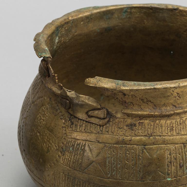 Two Forowas / Receptacle for gold dust, and five goldweights, Ashanti, Ghana.