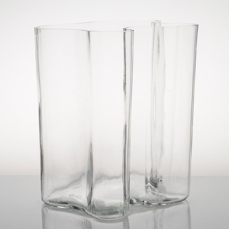 ALVAR AALTO, a signed Alva Aalto '3031' vase for Iittala 1961-1973.